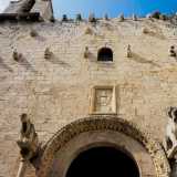 La parte superiore della facciata infine, mostra varie e insolite sculture disposte su pi� file. La pi� bassa vede il succedersi dei mesi dell'anno rappresentati da diversi mestieri agricoli...